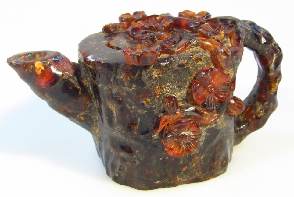 Appraisal: An early thC Chinese amber tea pot of squat form