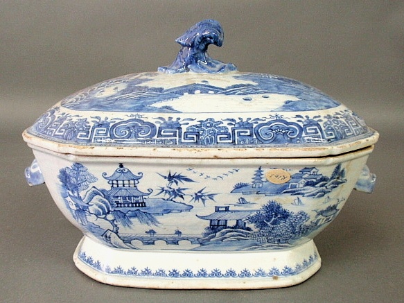 Appraisal: - Blue and white Chinese export covered soup tureen h