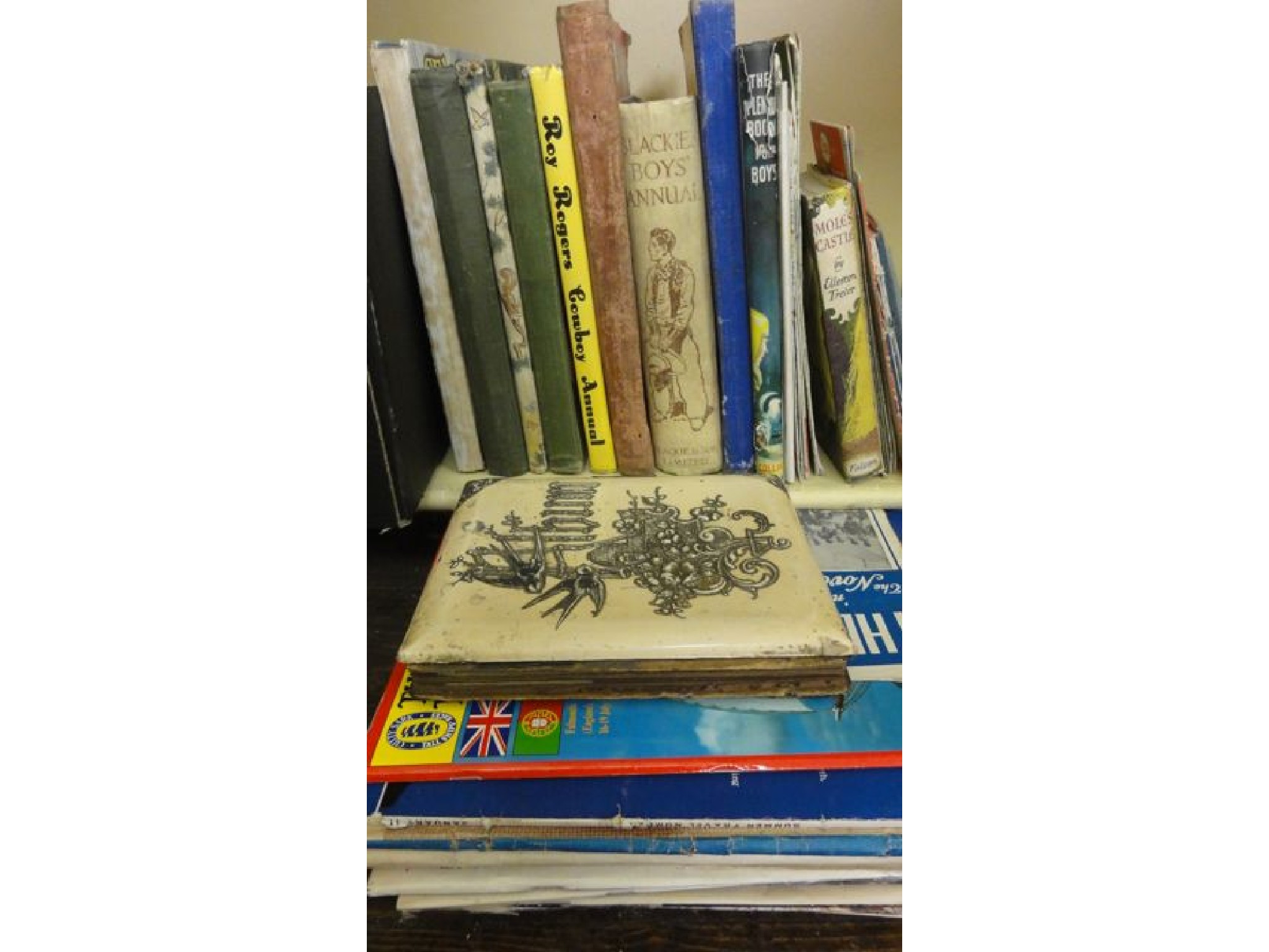 Appraisal: A collection of vintage children's books annuals etc