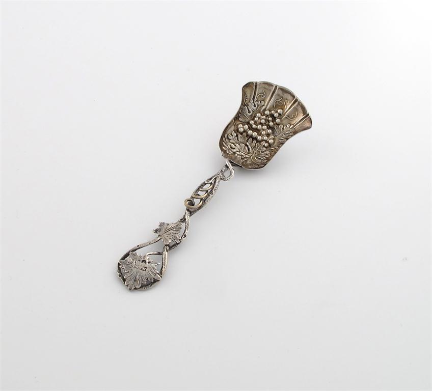 Appraisal: A Victorian silver sugar shovel