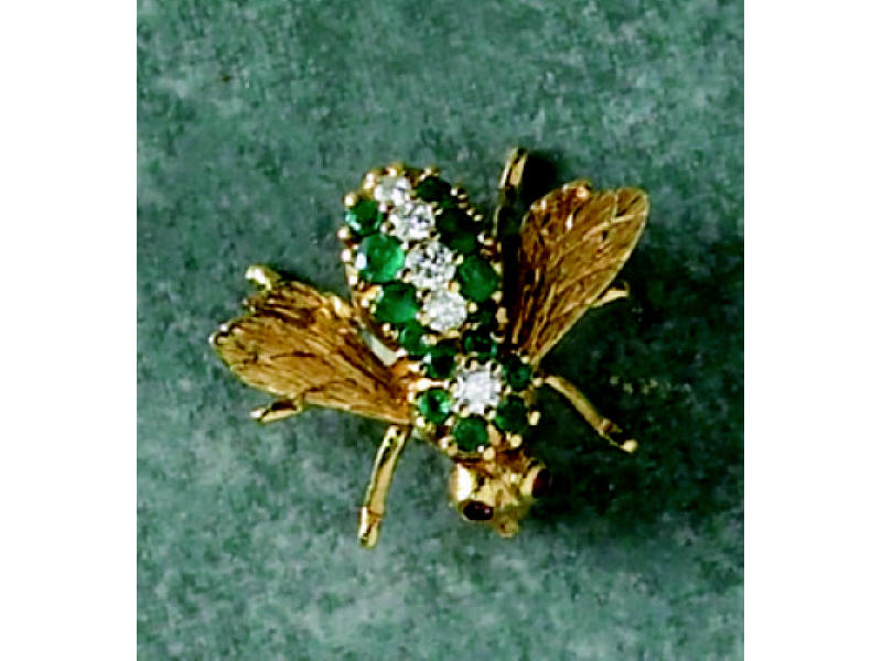 Appraisal: DIAMOND AND EMERALD BEE PIN k yellow gold set with