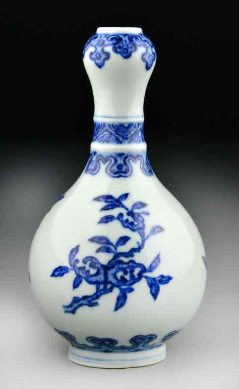 Appraisal: Chinese Blue White Porcelain VaseThe garlic head vase finely painted