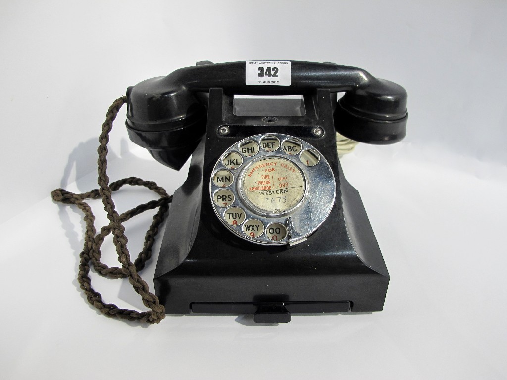 Appraisal: A 's black Bakelite telephone