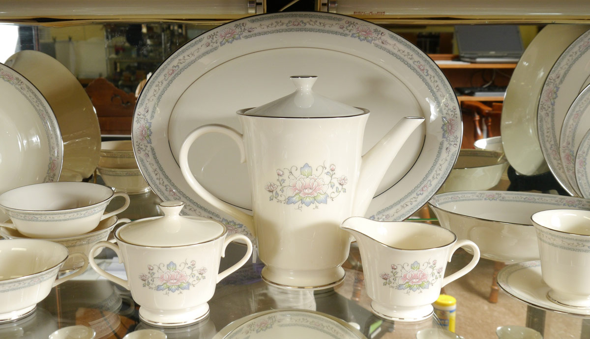 Appraisal: LENOX FINE CHINA SERVICE IN THE ''CHARLESTON'' PATTERN Approx pieces