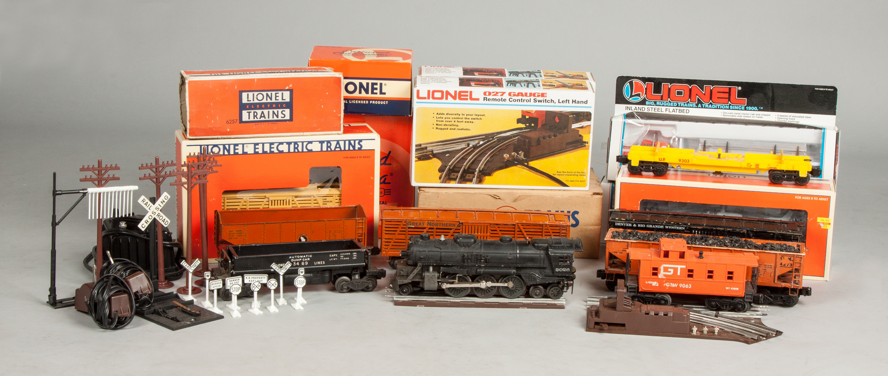 Appraisal: Large Group of Post-War Lionel Train Cars Accessories