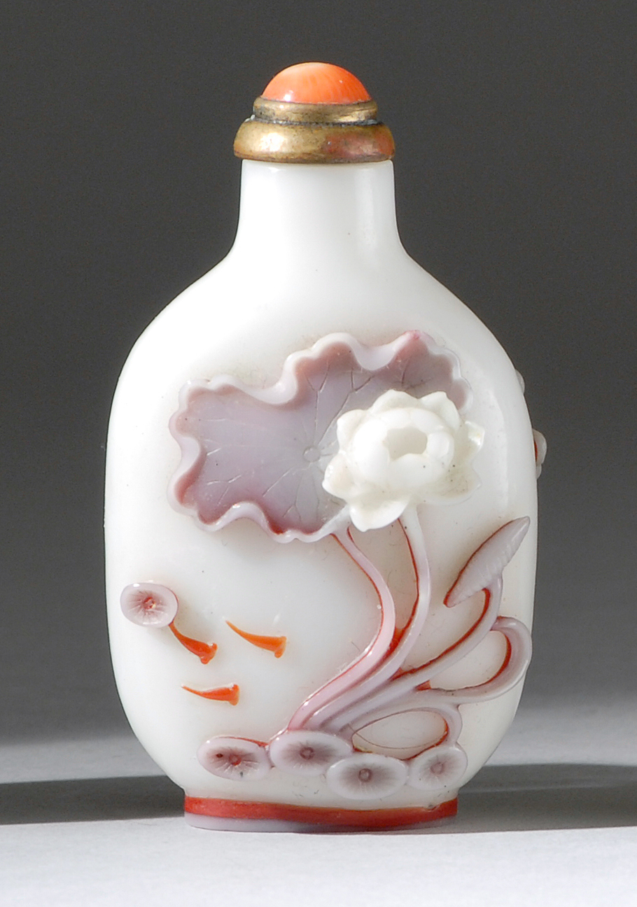 Appraisal: SEAL SCHOOL-STYLE DOUBLE OVERLAY SNUFF BOTTLE With unusually high relief