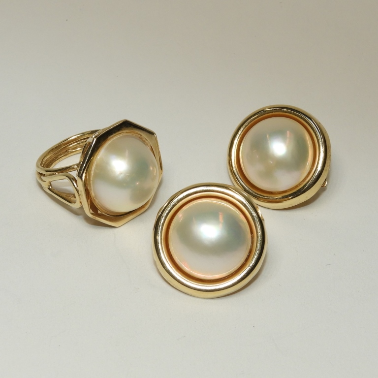 Appraisal: K YELLOW GOLD CABOCHON PEARL RING EARRINGS th CenturyLarge cabochon