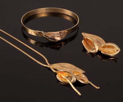 Appraisal: A ct gold necklace bangle and brooch with lily motifs