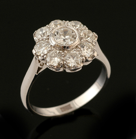 Appraisal: A diamond cluster ring Centrally set with a round diamond