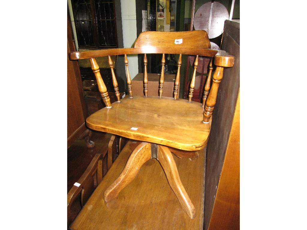 Appraisal: Oak spindle back swivel chair