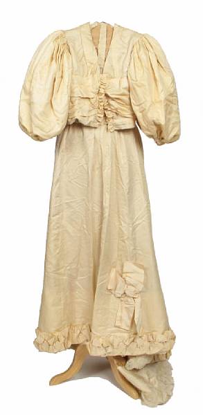 Appraisal: A Victorian-style women's dress A hand-sewn two-piece ensemble made of