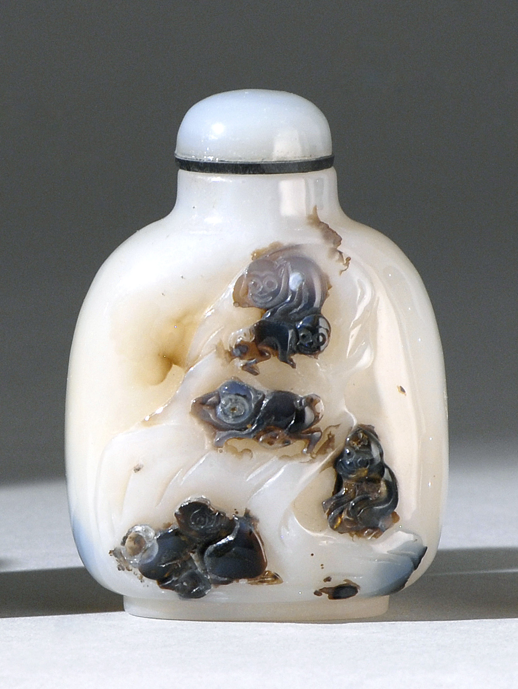 Appraisal: CHALCEDONY AGATE SNUFF BOTTLE Late th CenturyIn ovoid form with