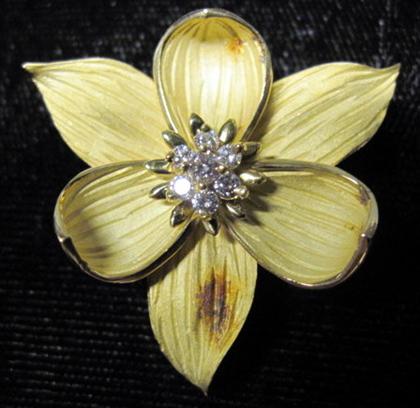 Appraisal: karat yellow gold and diamond floral brooch FortunoffTextured satin 'petal'