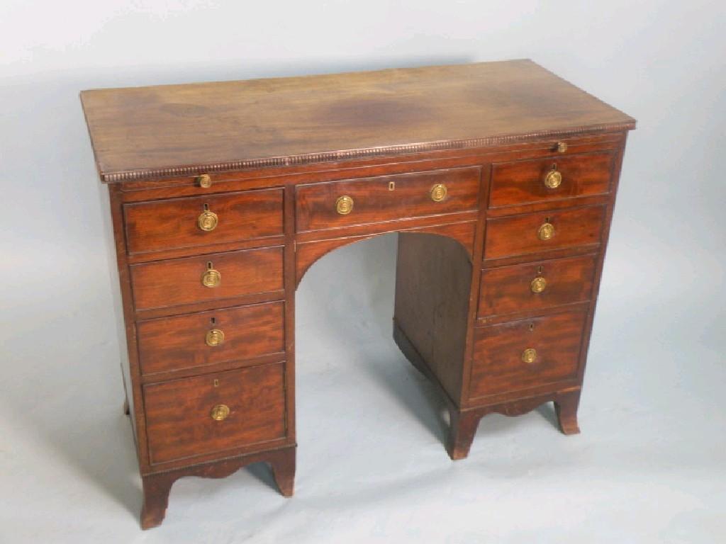 Appraisal: An early thC mahogany kneehole dressing table with a slide