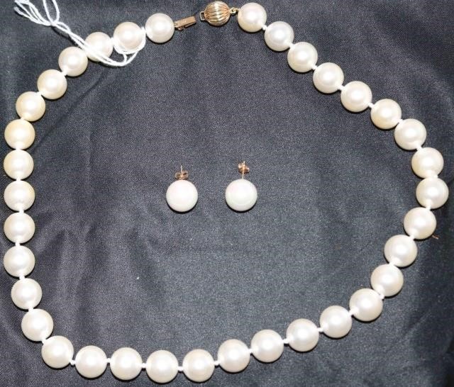 Appraisal: MIKIMOTO STYLE STRAND OF APPROXIMATELY MMMANMADE PEARLS NECKLACE WITH KT