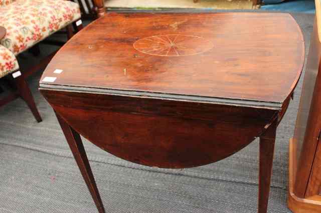 Appraisal: A GEORGIAN MAHOGANY OVAL PEMBROKE TABLE with crossbanded decoration inlaid