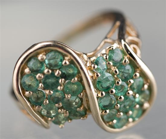 Appraisal: KT yellow gold emerald ring Ring has horseshoe shaped gold