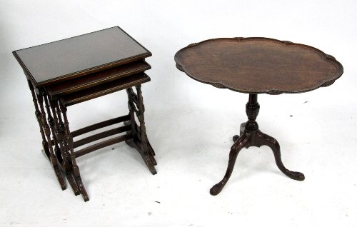 Appraisal: A nest of three table tables cm wide and a