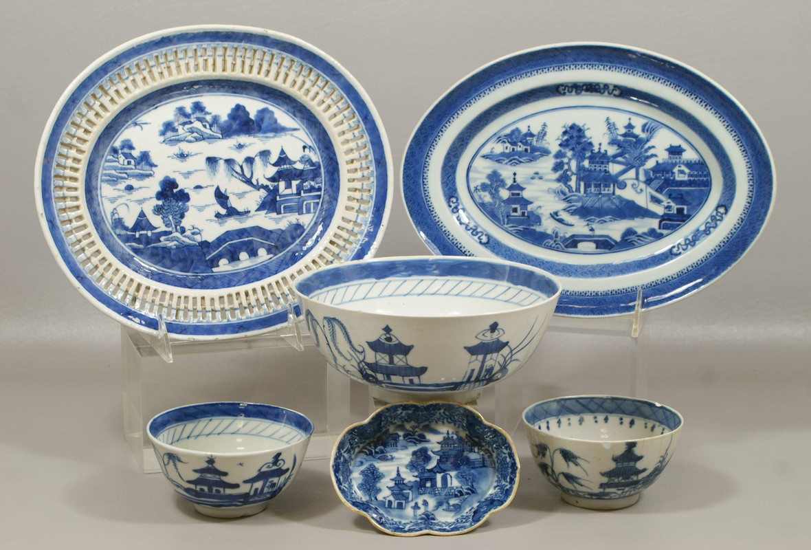 Appraisal: pcs of Chinese Export Porcelain to include a spoon rest