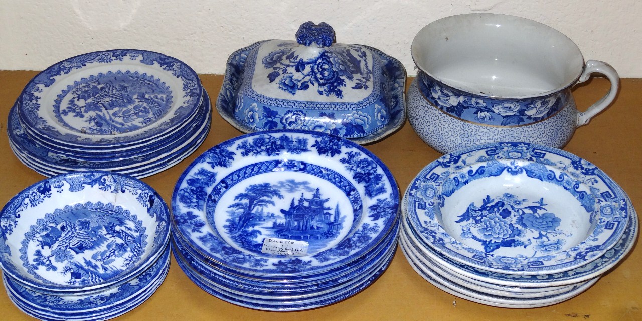 Appraisal: Various early thC and later blue and white pottery to