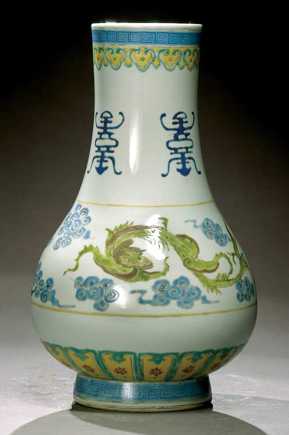 Appraisal: ANTIQUE FAMILLE VERTE VASE Antique and well painted Chinese Famille