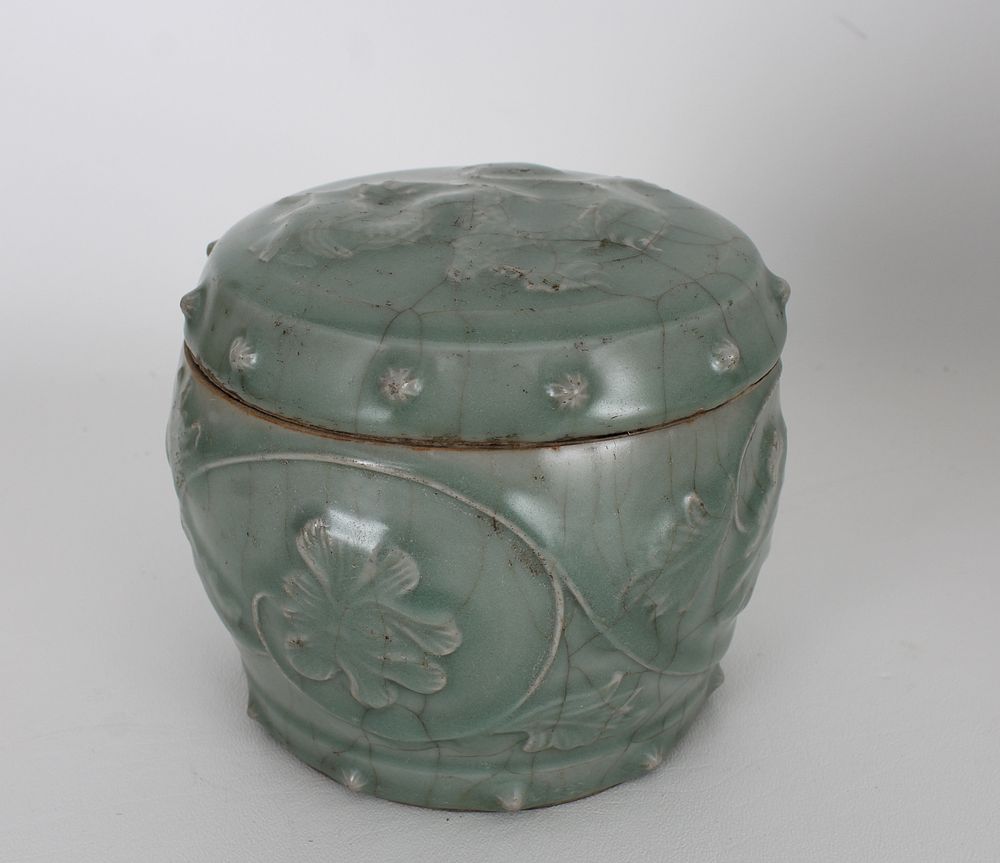 Appraisal: Chinese Song Dynasty Longquan Celadon Covered Jar Chinese Song Dynasty