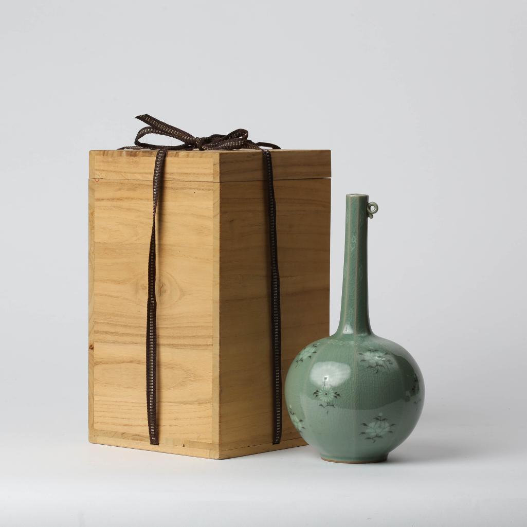 Appraisal: A KOREAN INLAID CELADON STICKNECK VASE AND CASE Fine celadon