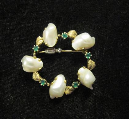 Appraisal: karat yellow gold pearl and emerald circle pinFoliate form displaying