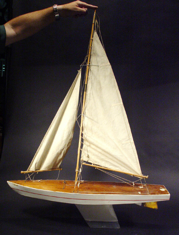 Appraisal: Large wooden pond yacht with mast and rigging cm in