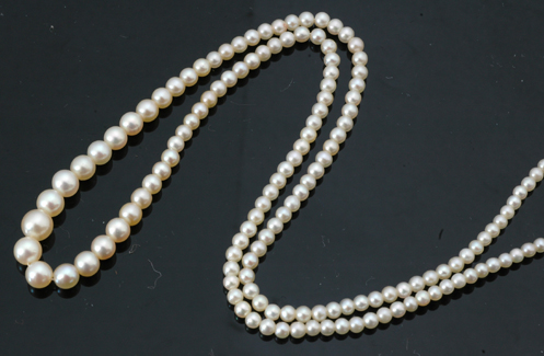 Appraisal: A strand of natural pearls The graduated pearls measuring mm