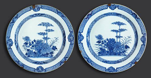 Appraisal: A pair of blue and white export porcelain chargers Late