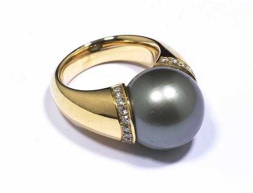 Appraisal: TAHITI PEARL AND BRILLIANT-CUT DIAMOND RING Yellow gold Attractive solid