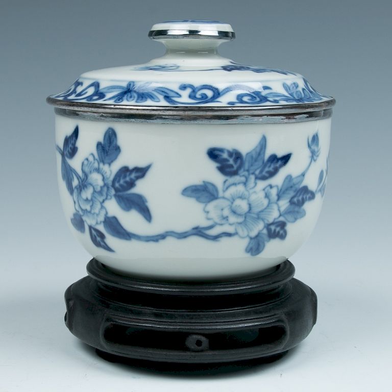 Appraisal: BLUE AND WHITE 'PEONY AND BUTTERFLY' BOWL COVER The lot