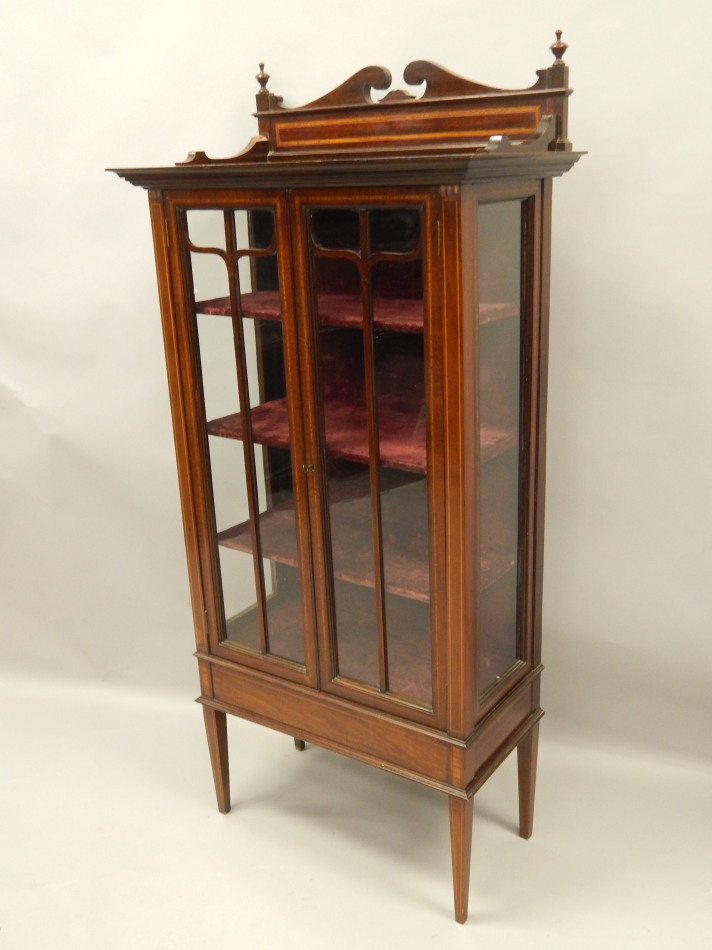 Appraisal: An Edwardian mahogany and satinwood cross banded display cabinet with