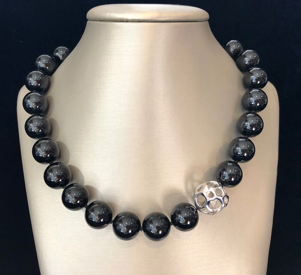 Appraisal: Tiffany Co k White Gold and mm Black Onyx Bead