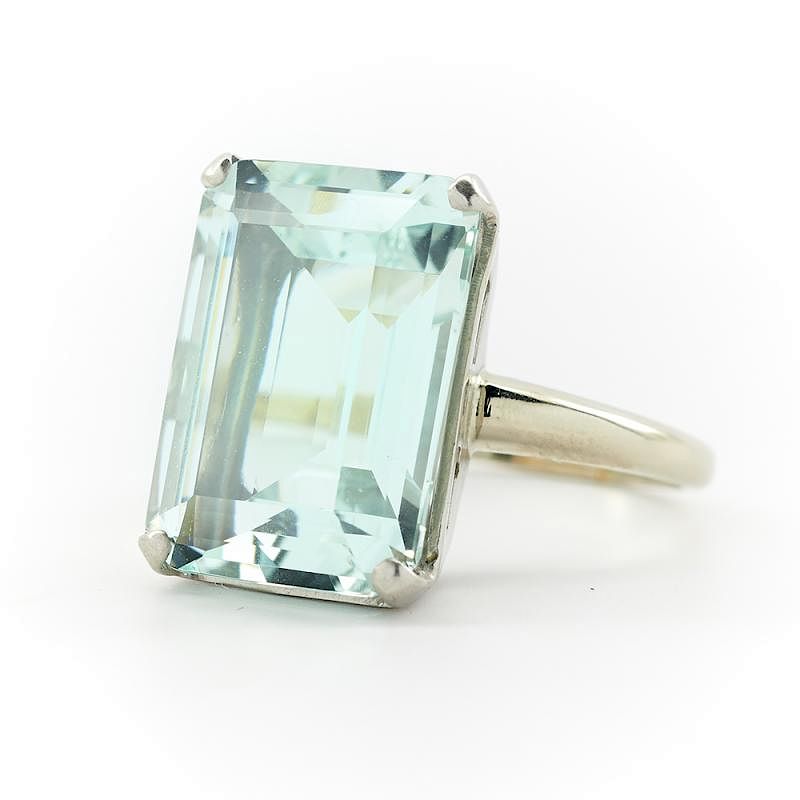 Appraisal: k White gold and emerald cut aquamarine ring k White