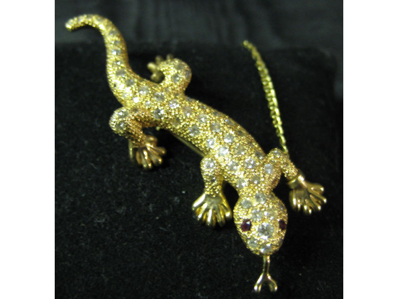 Appraisal: SALAMANDER DIAMOND BROOCH Yellow gold brooch in the form of