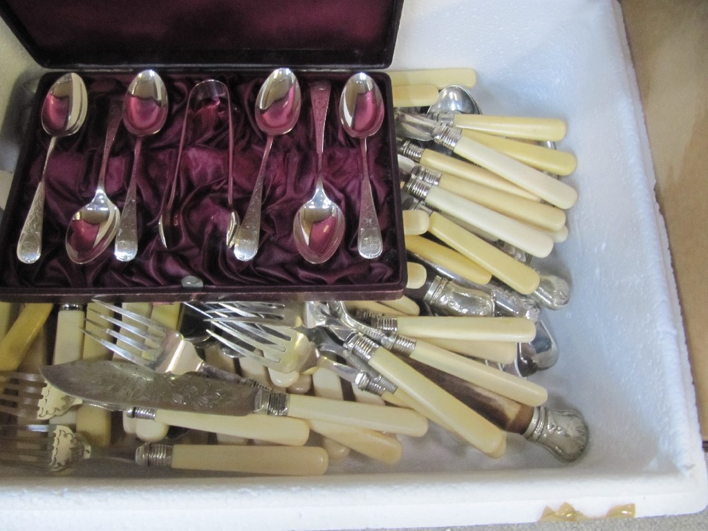 Appraisal: A box of loose cutlery and a cased spoon set