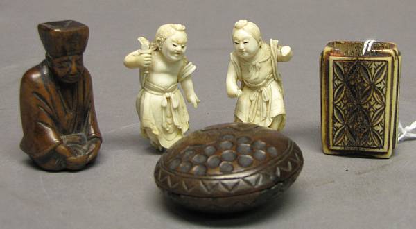 Appraisal: A group of five Japanese decorative articles comprising two wood