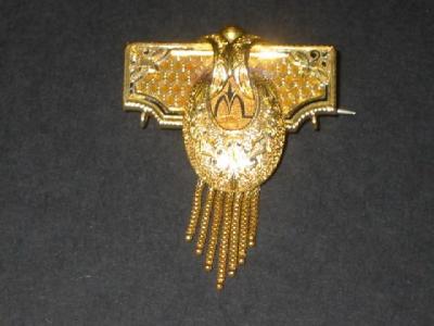 Appraisal: A VICTORIAN CT GOLD BROOCH the oblong panel within black