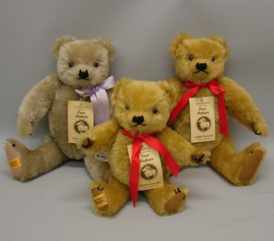 Appraisal: Lot of similar tagged English Merrythought mohair bears Gold -