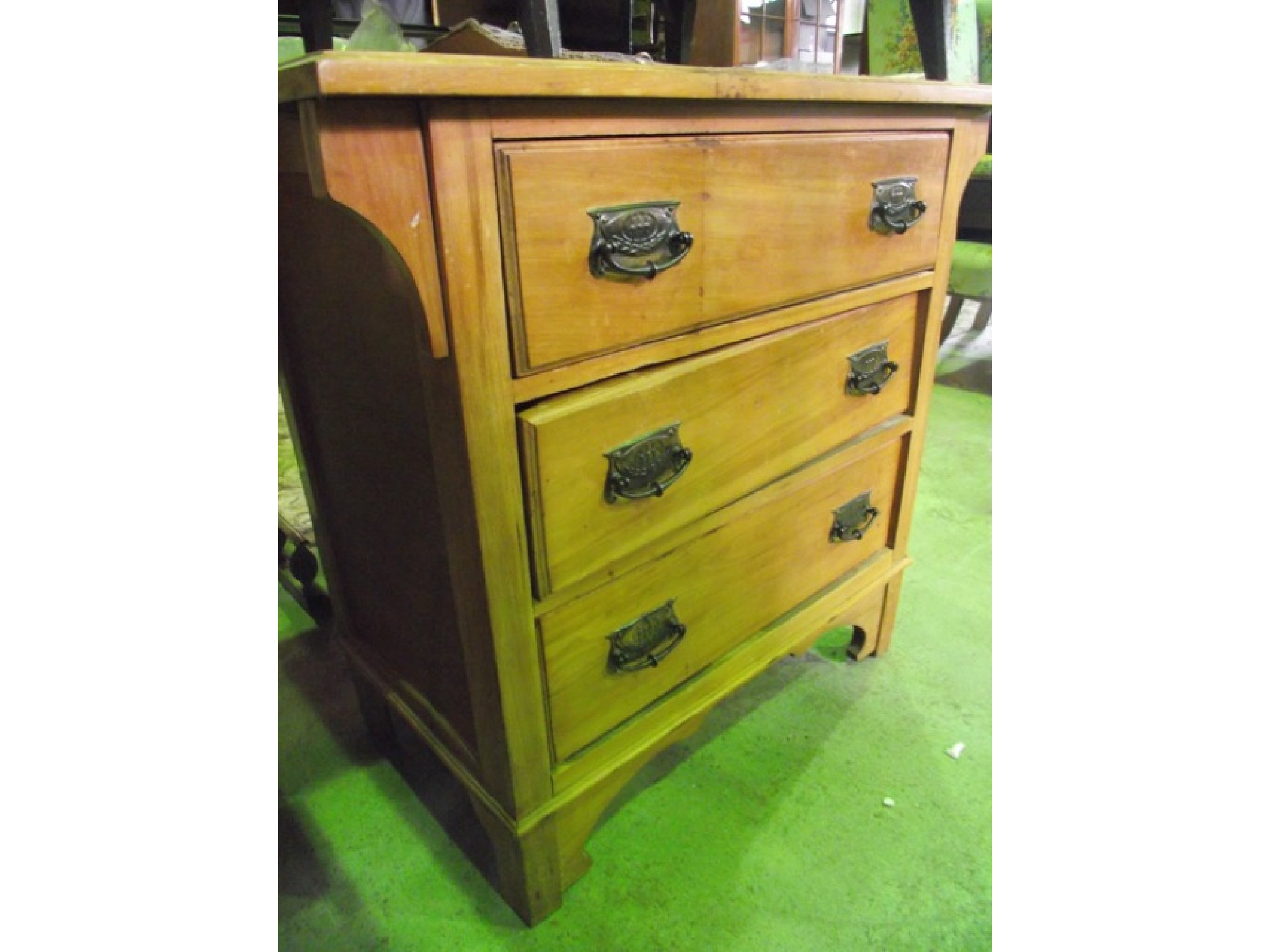 Appraisal: A small Edwardian satin walnut bedroom chest of three long