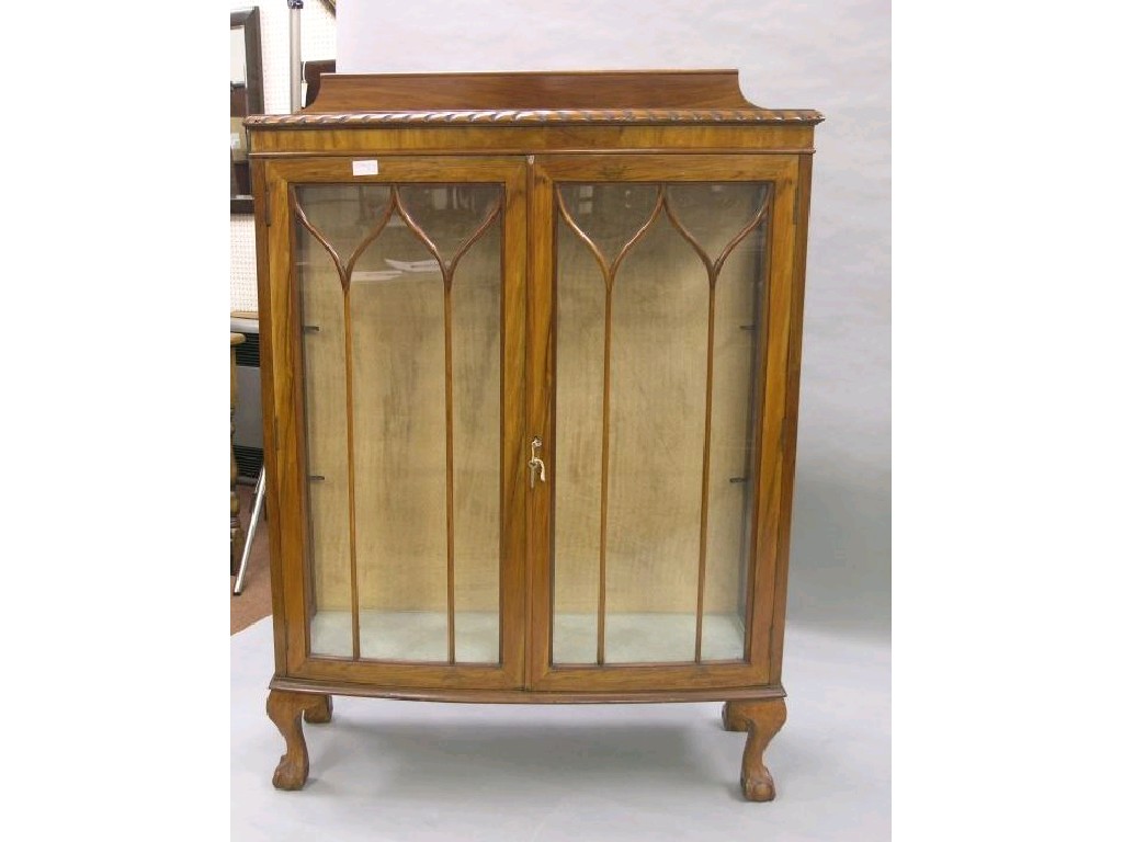 Appraisal: An early th century bow fronted mahogany display cabinet gadrooned