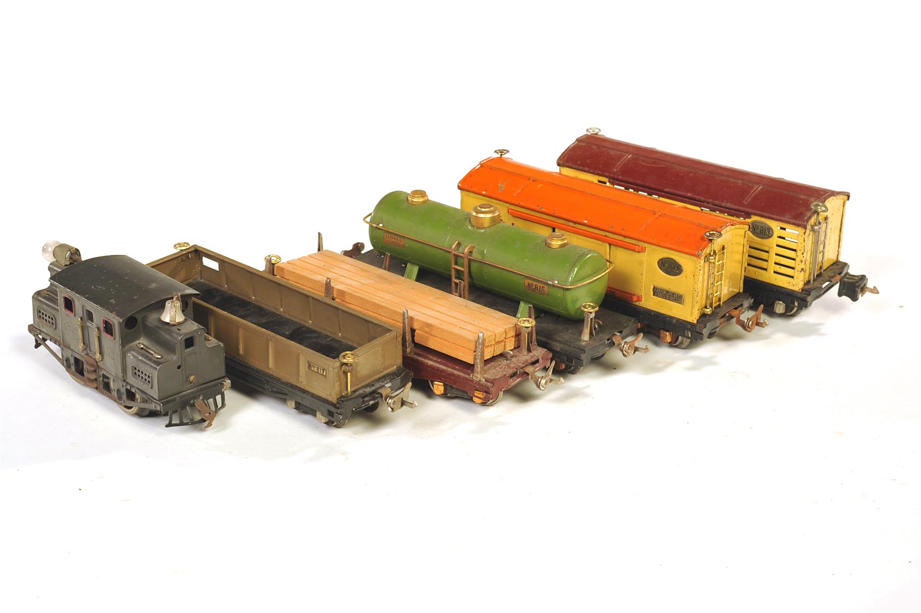 Appraisal: LIONEL O GAUGE SIX-PIECE FREIGHT CONSIST INCLUDING ELECTRIC FLAT GONDOLA