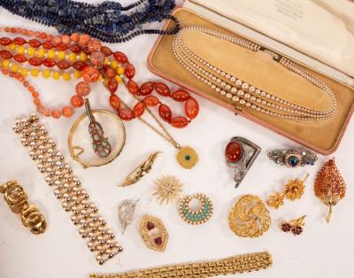 Appraisal: A large quantity of costume jewellery to include a lion