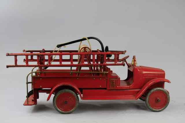 Appraisal: BUDDY 'L' FIRE TRUCK C pressed steel painted in red