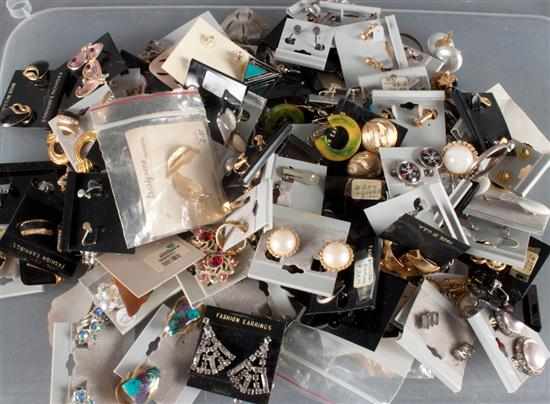 Appraisal: Assorted costume jewelry including several pairs of earrings brooches etc