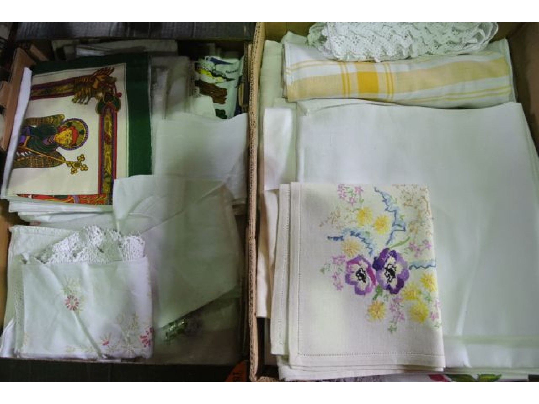 Appraisal: A quantity of vintage domestic linen and textiles to include