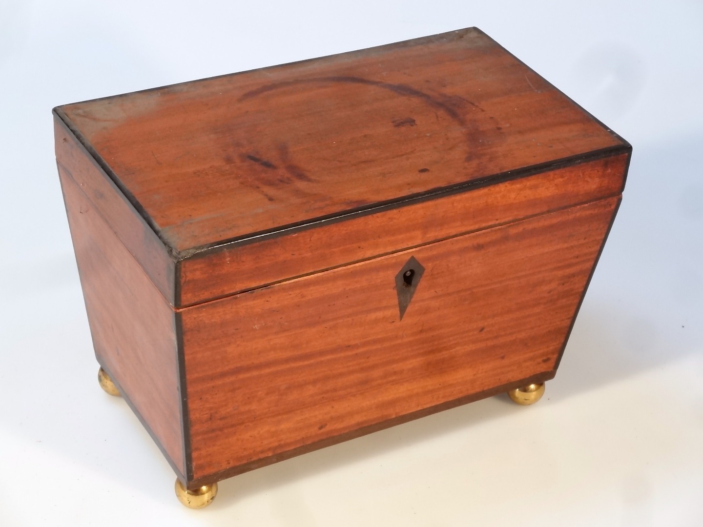 Appraisal: A thC mahogany tea caddy with hinged lid and ebonised