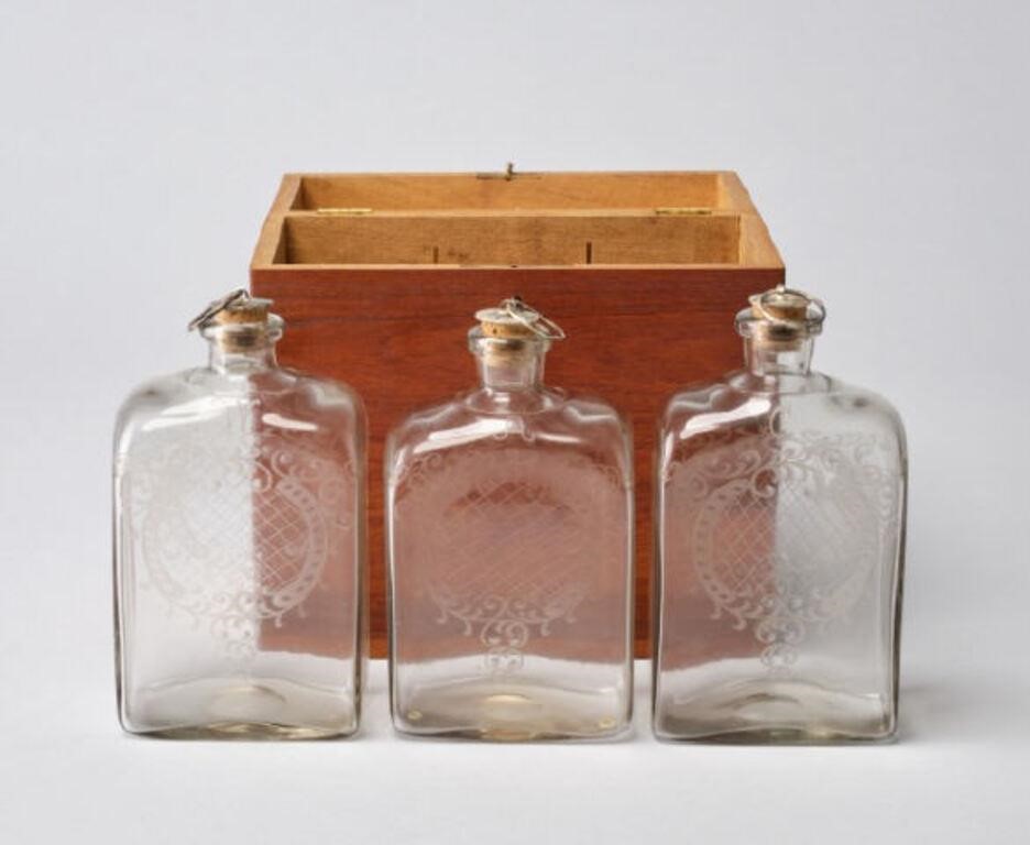 Appraisal: A mahogany cased three-decanter tantalus each of the three partitions